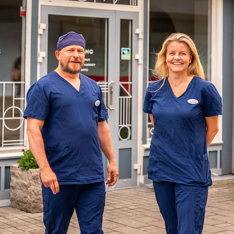 Klinikkeierne Thomas Hagen og Una Seim Parmann utenfor Tannkontoret