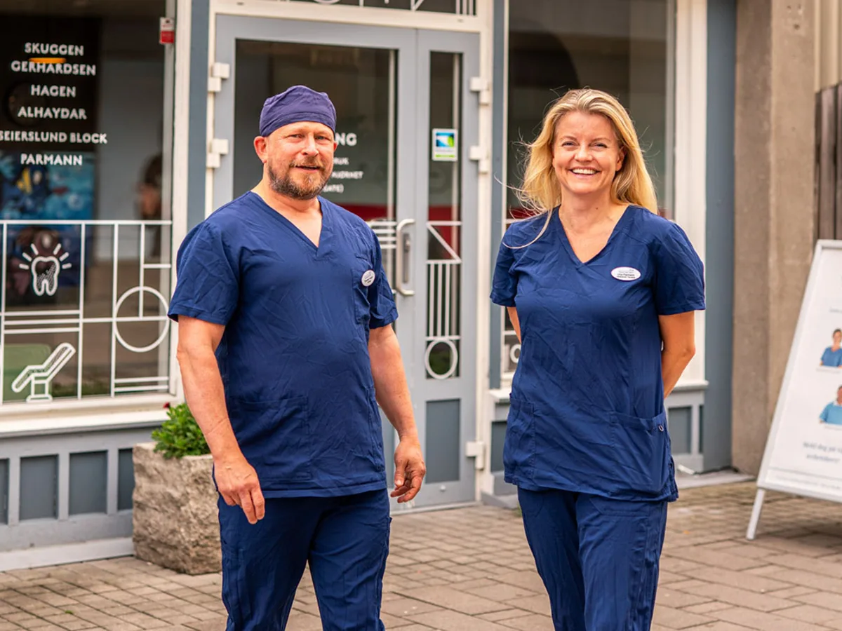Klinikkeierne Thomas Hagen og Una Seim Parmann utenfor Tannkontoret