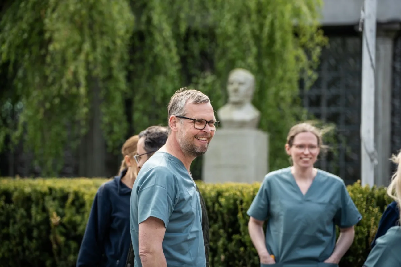 Tannleger hos Tannkontoret utenfor klinikken i Sarpsborg