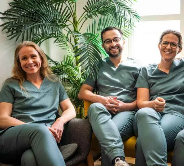 Teamet hos Tannkontoret utenfor klinikken i Sarpsborg