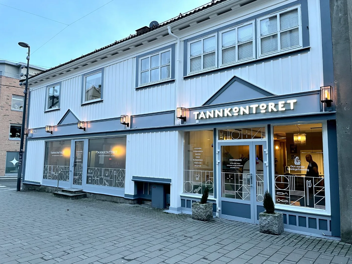 Fasaden til Tannkontoret i St. Marie gate 60, opplyst om kvelden